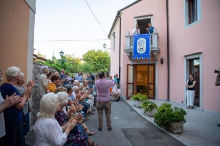 Pod novo razvitim praporom v čast prazniku sv. Roka